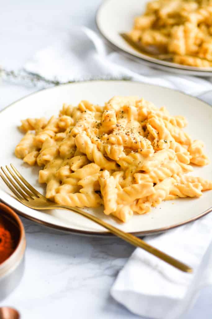close up of a plate of mac and cheese
