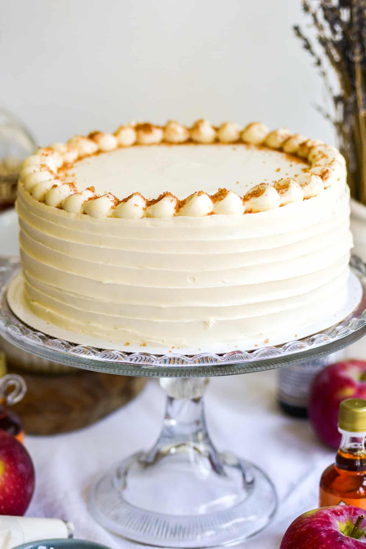 A finished vegan apple cake on a cake stand.