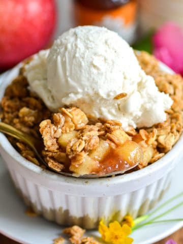 A spoon with a scoop of Healthy Apple Crisp on it.