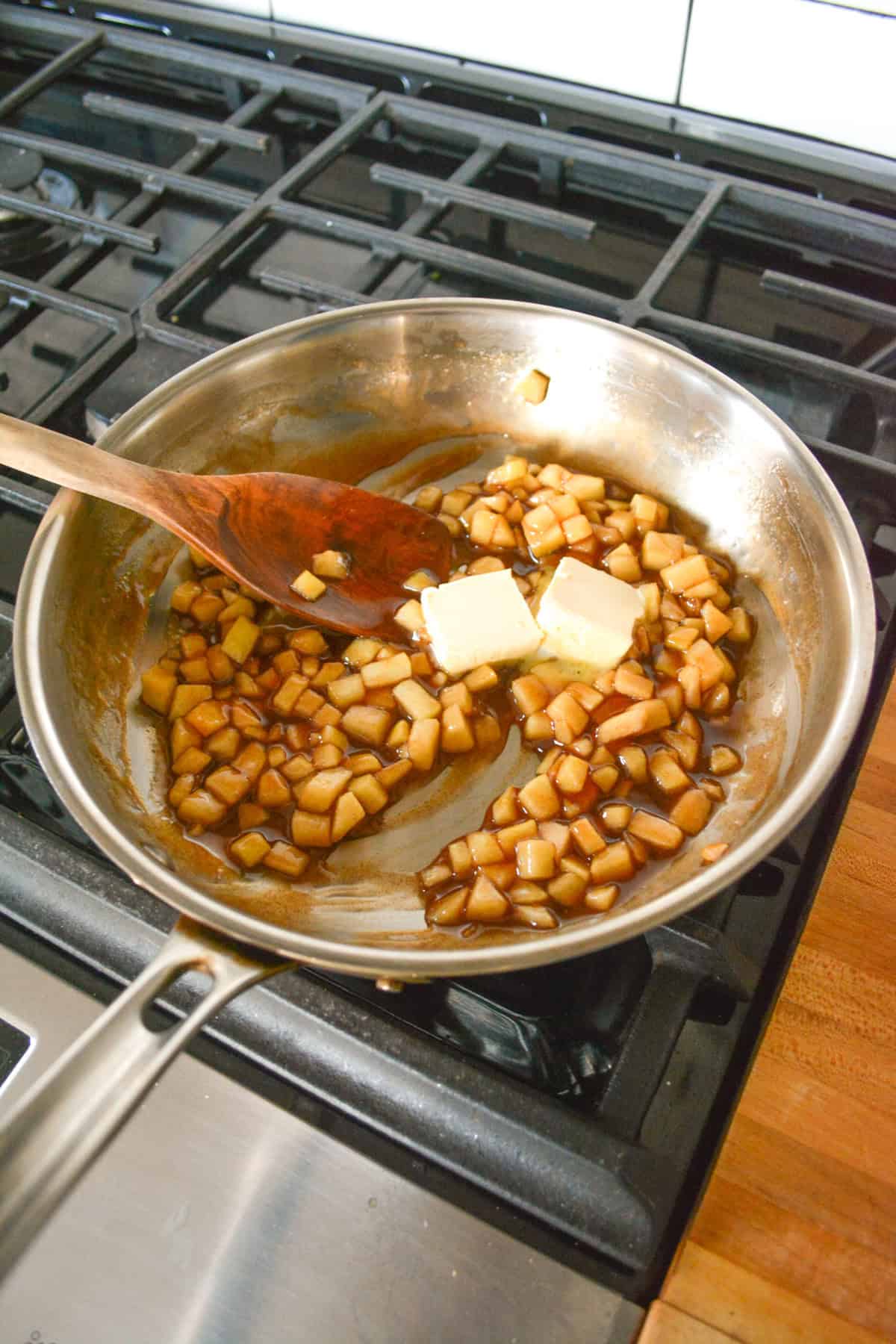 Apple pie filling in a skillet.
